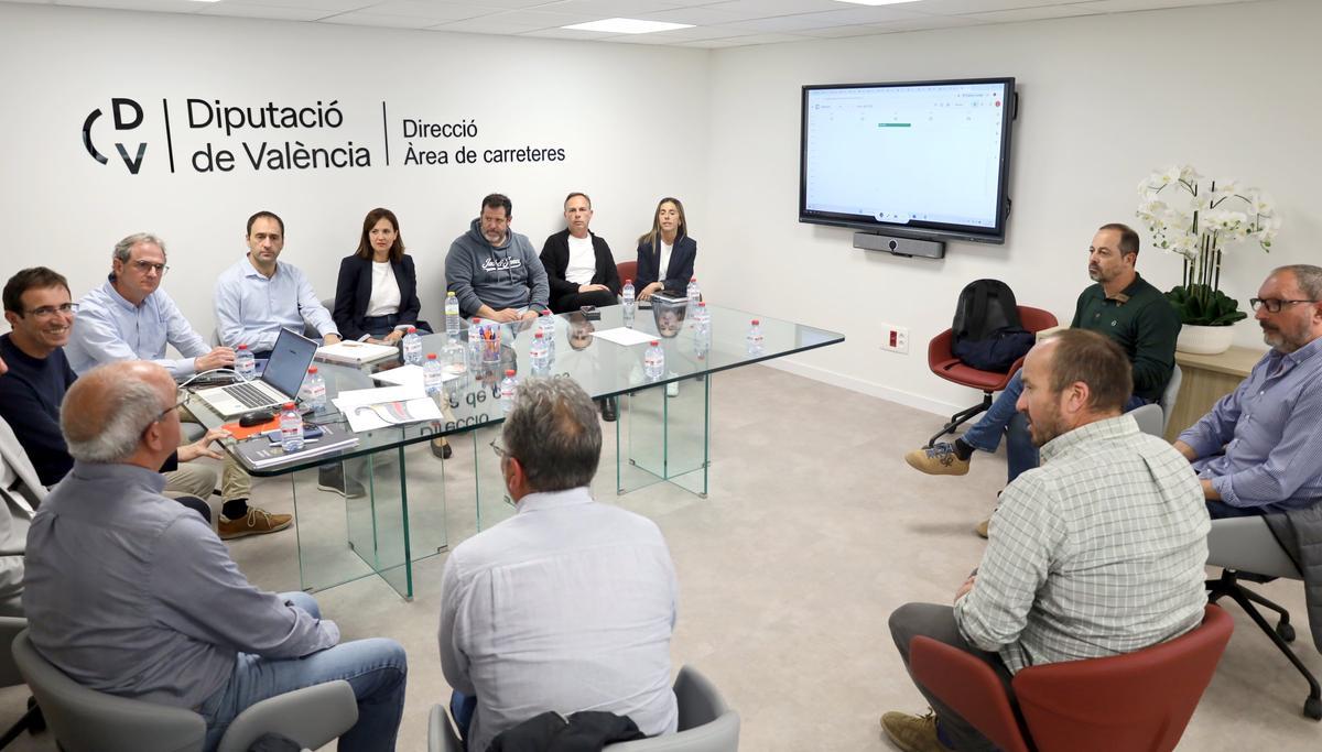 Un momento durante la reunión de la Diputació de València con los diferentes alcaldes de la comarca de la Hoya de Buñol.