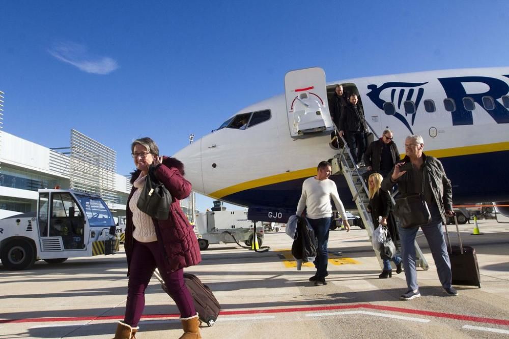 Llegada del primer avión al aeropuerto de Corvera