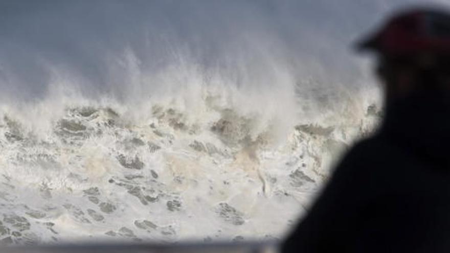 Un hombre observa el estado del mar en Santander.