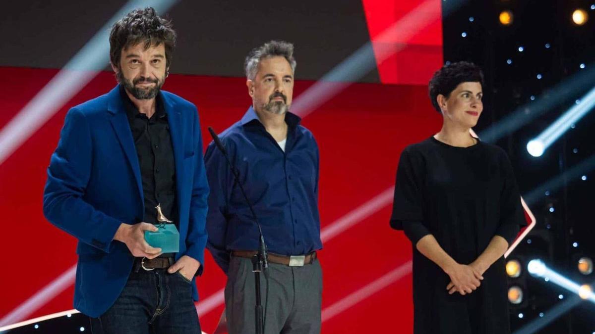 Alberto Gracia (izquierda), con el premio de la Seminci.