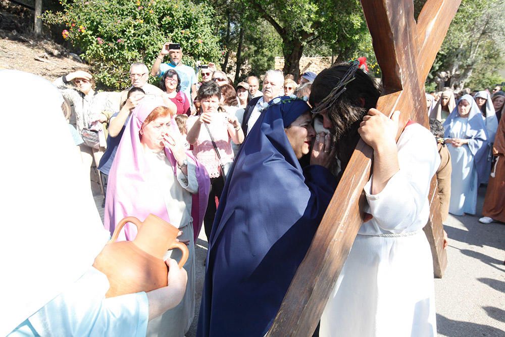 Centenares de personas asisten en el Puig de Missa a la recreación de la muerte de Jesucristo.