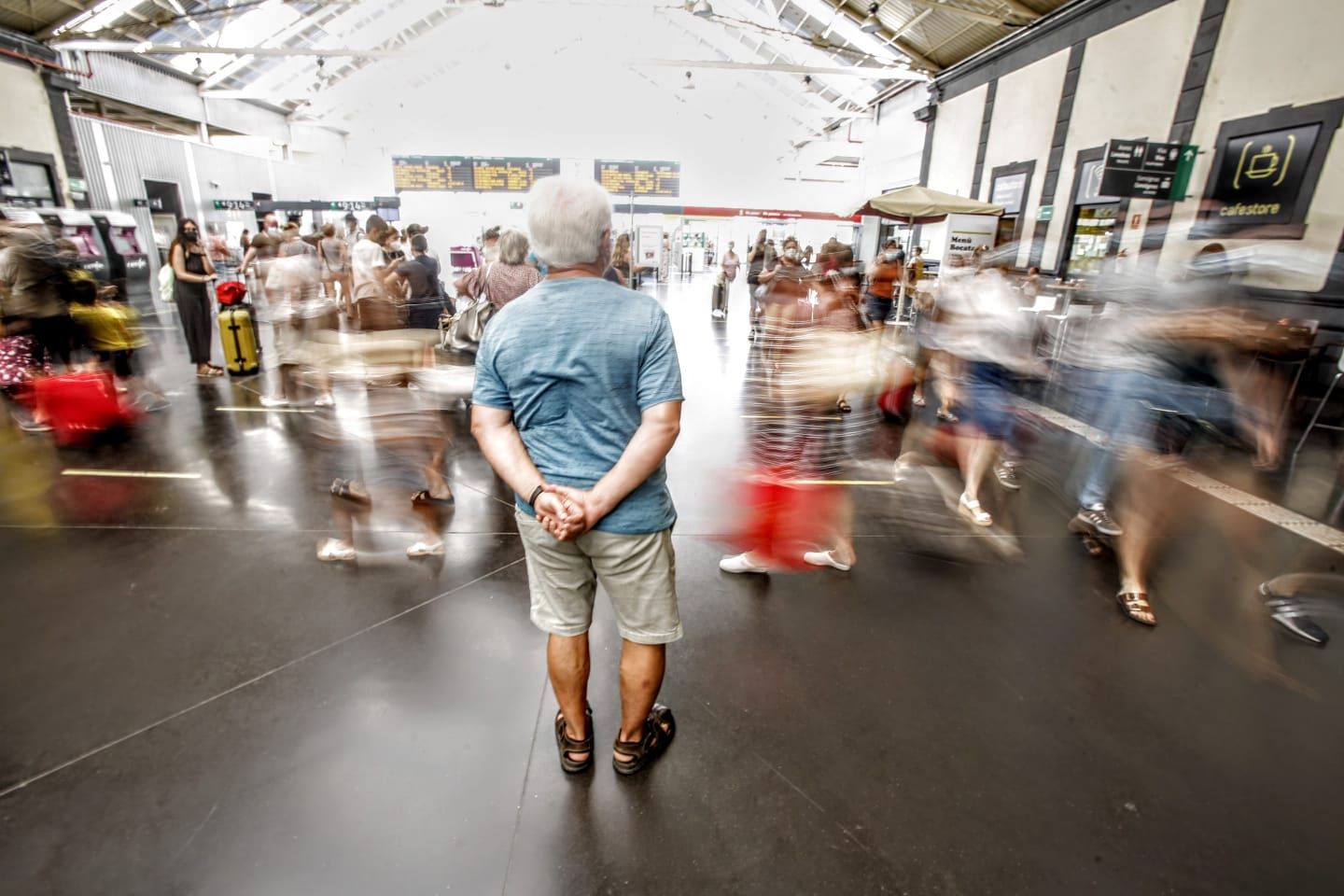 Llegada de turistas al aeropuerto y la estación de Adif en Alicante