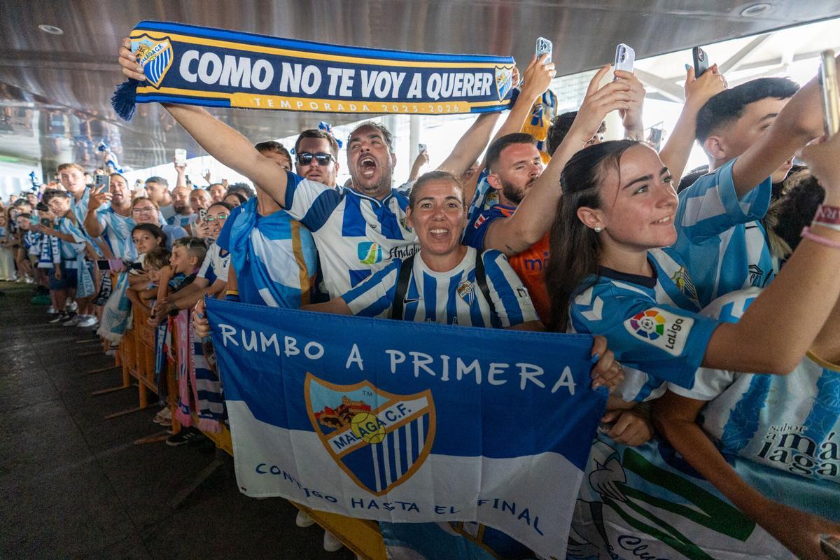 Despedida al Málaga CF en el aeropuerto antes de enfrentarse a la UD Las Palmas en el primer partido del play off de ascenso a la Primera División Despedida al Málaga CF en el aeropuerto antes de enfrentarse a la UD Las Palmas en el primer partido del play off de ascenso a la Primera División
