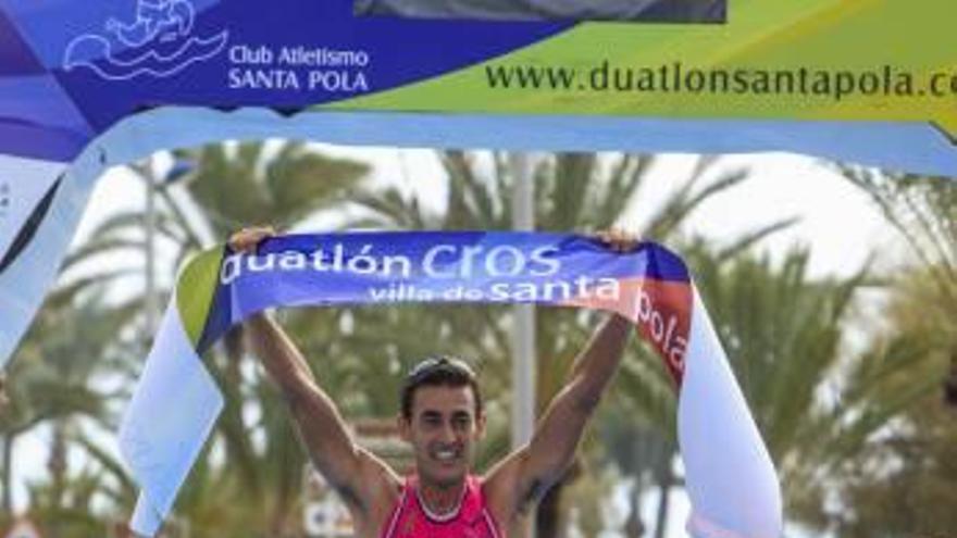 Varios instantes del Duatlón de Santa Pola, disputado el pasado domingo.