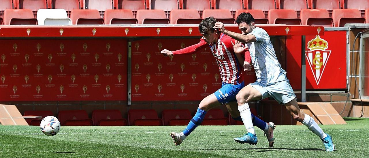 Pablo García pugna con Iván Martín en el encuentro del domingo, frente al Mirandés, en El Molinón.