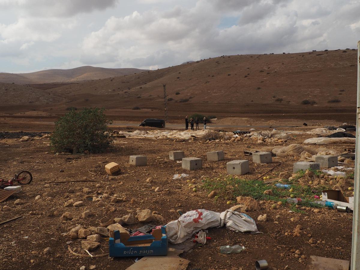 Activistas en medio de un poblado abandonado. La soledad de los activistas israelís anti-ocupación.