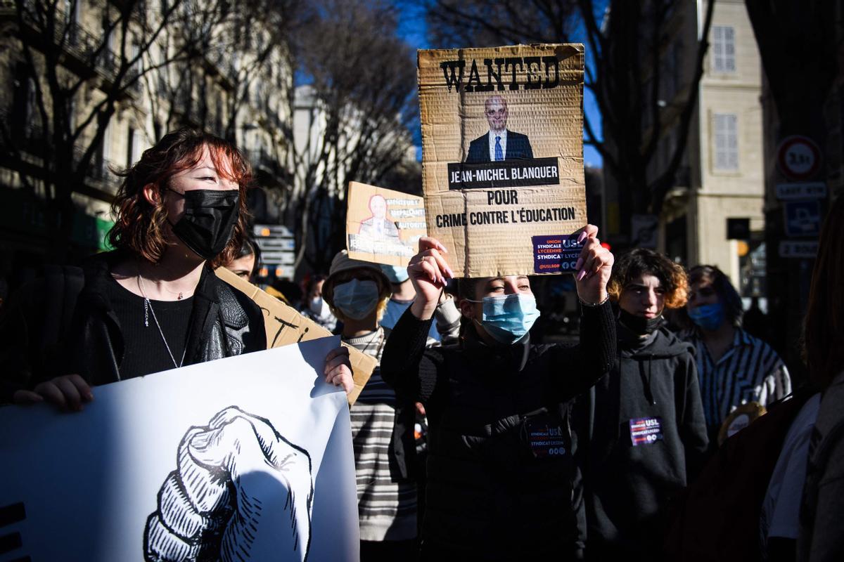Un manifestante sostiene un pancarta que reza: &quot;Se busca: A Jean-Michel Blanquer (el ministro de Educación) por crímenes contra la educación&quot;.