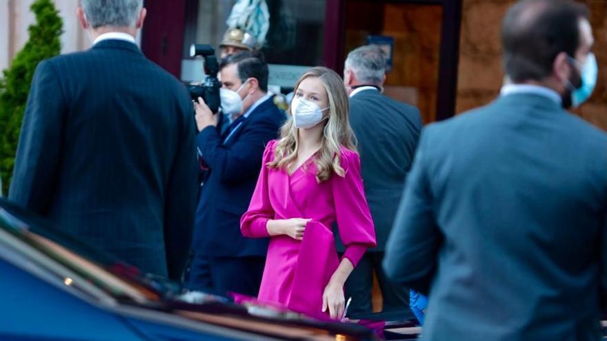 Los Reyes, la Infanta Leonor y la Princesa Sofía, a su llegada al concierto de los Premios Princesa de Asturias