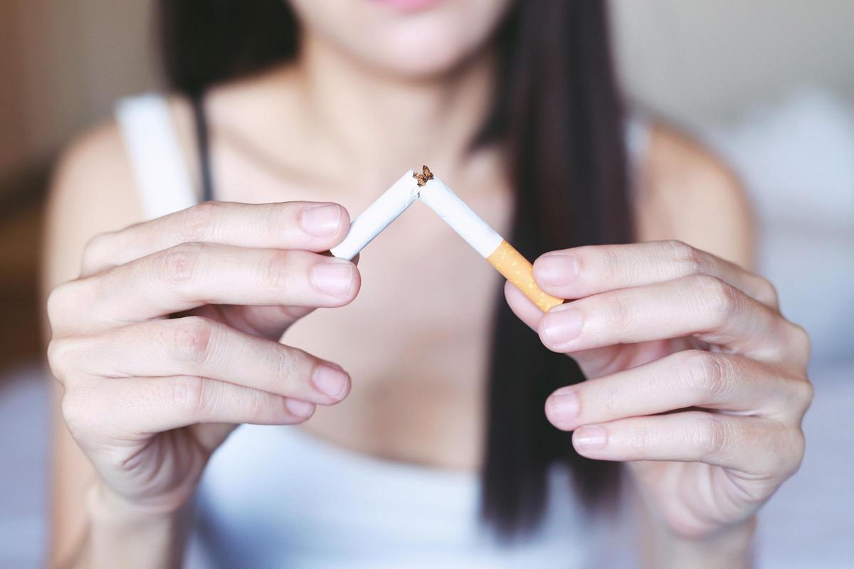 Archivo - Reumatólogos piden evitar el tabaco porque empeora la progresión de la espondiloartritis axial y la artritis psoriásica.