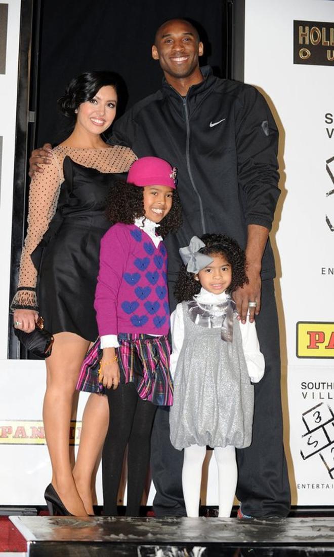 El 19 de febrero de 2011 Kobe Bryant asiste junto a su esposa e hijas, Natalie y Gianna a la ceremonia de estampación de mano y pies en el Teatro Chino Grauman en Hollywood, California.