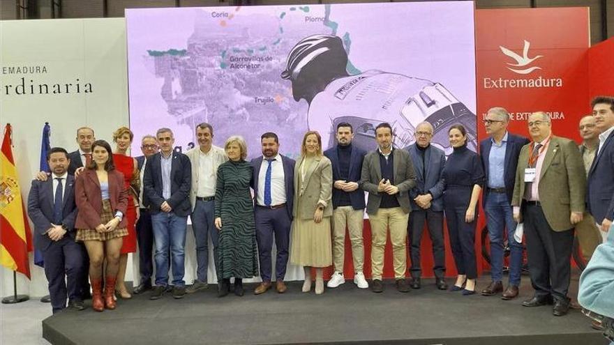 La consejera de Cultura, Turismo, Jóvenes y Deportes, con los organizadores, en la presentación de la Vuelta Ciclista en Fitur.