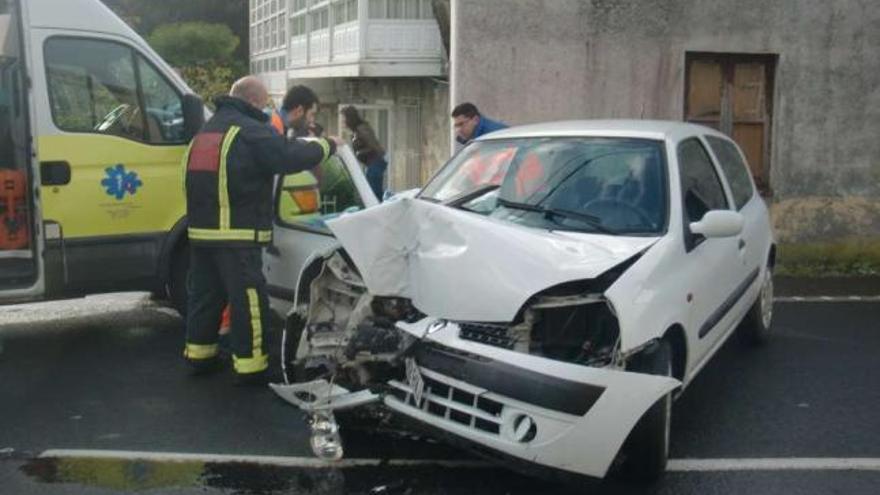 Dos heridos al chocar un coche contra una casa en Sada