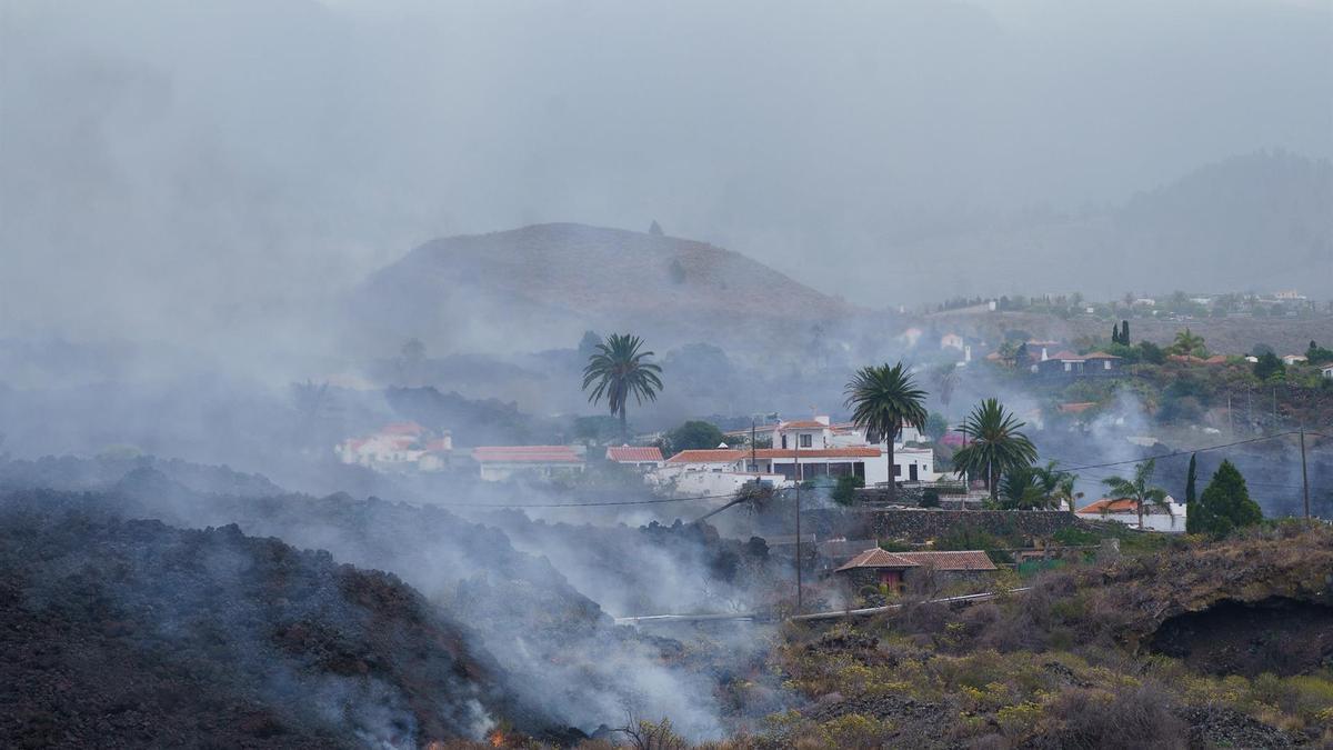 Viviendas afectadas por la erupción del volcán en La Palma.