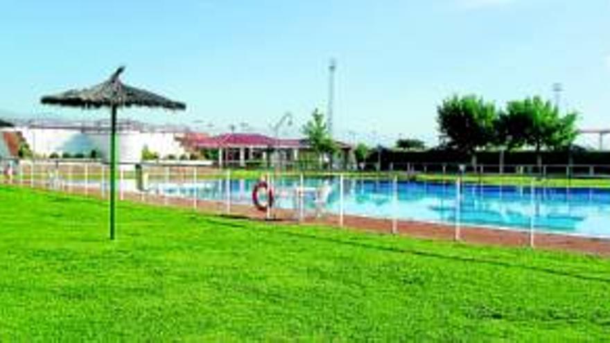 El uso del tique de la piscina municipal de Navalmoral se amplía a todo el día