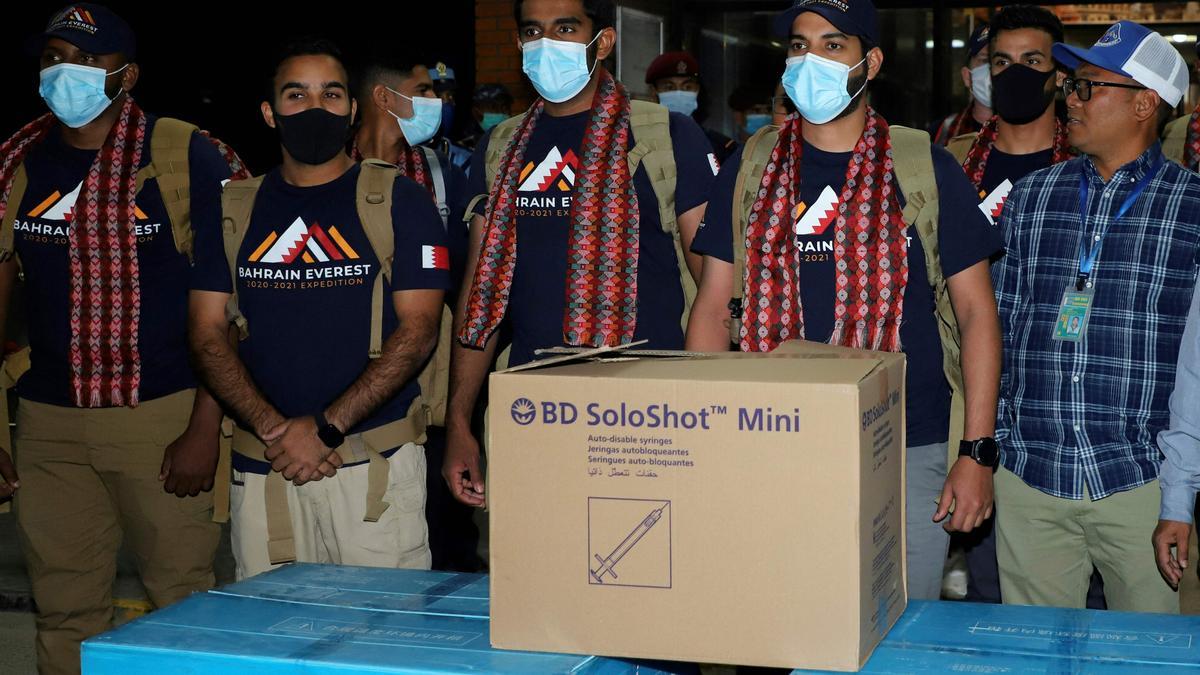 El príncipe de Bahréin junto a sus acompañantes con dosis de la vacuna a su llegada al aeropuerto de Katmandú.