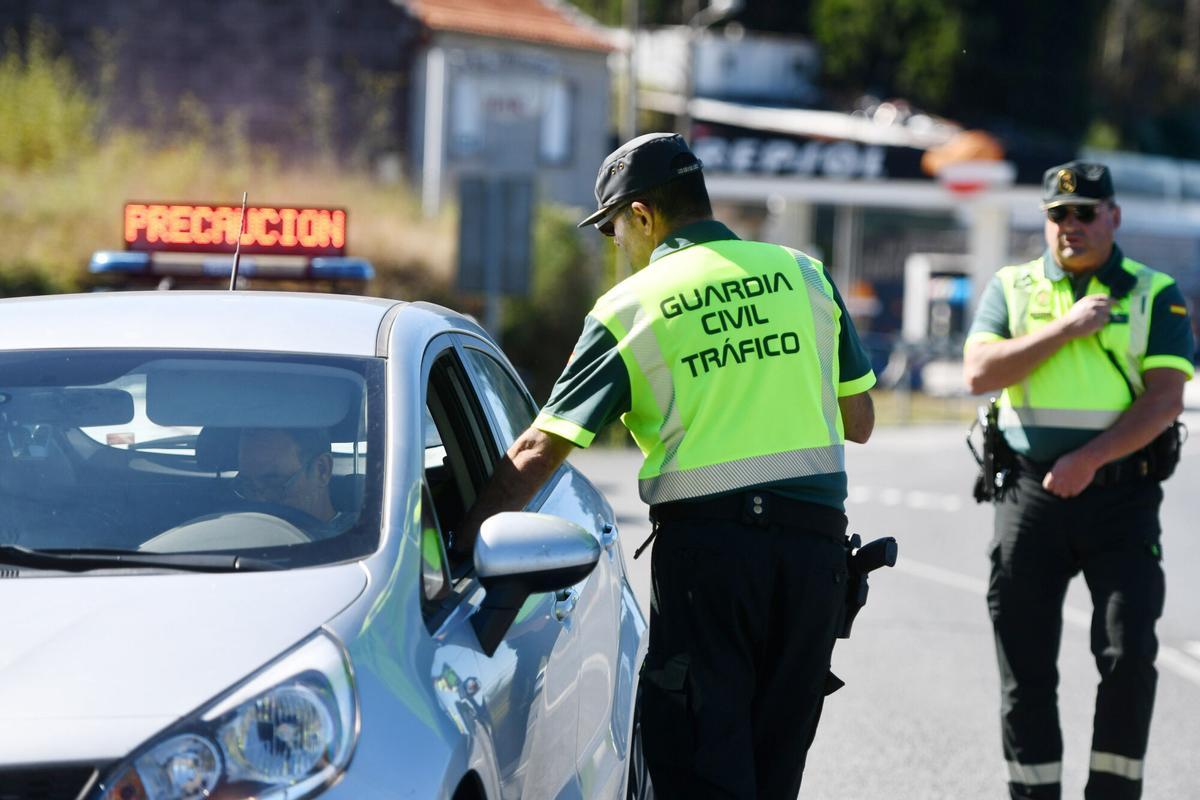 Control de la Guardia Civil de Tráfico en la carretera N-550.