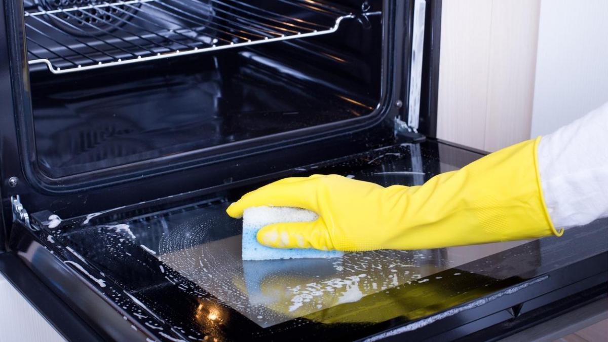 El horno quedará impecable si lo limpias con limón y bicarbonato. Te explicamos cómo.