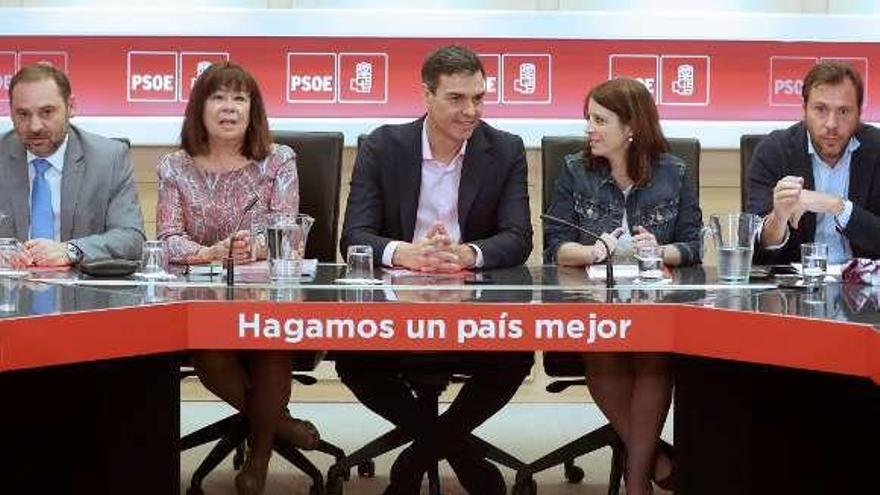 Sánchez, ayer, junto a la asturiana Adriana Lastra, a su izquierda, en la reunión de la ejecutiva del PSOE.