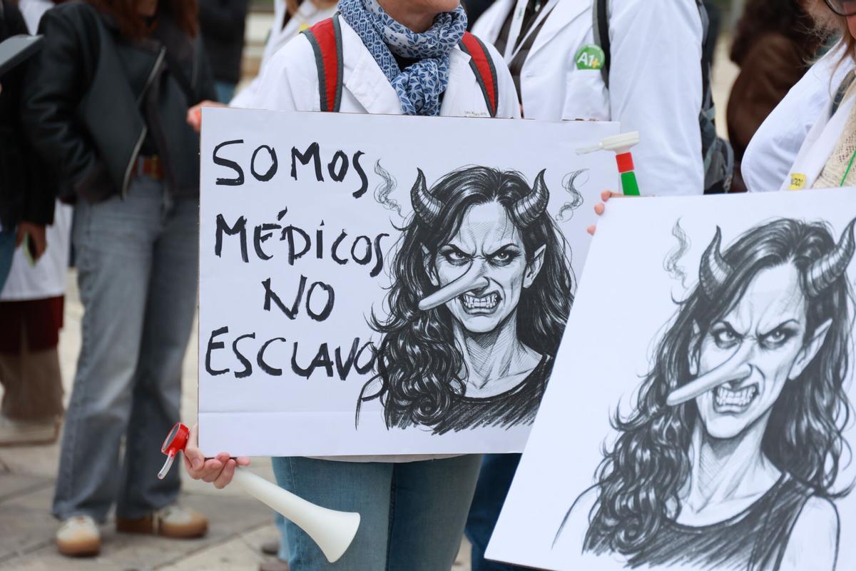 Manifestación convocada por el Sindicato Médico Andaluz con motivo de la tercera jornada consecutiva de huelga contra el estatuto marco aprobado por el Ministerio de Sanidad. A 18 de febrero de 2026, en Sevilla (Andalucía, España). Los profesionales médicos y facultativos de toda España están llamados a la huelga esta semana para mostrar su rechazo al Estatuto Marco impulsado por el Ministerio de Sanidad que cuenta con el visto bueno de varios sindicatos para su aprobación, y exigir un texto propio para el colectivo, que reconozca sus particularidades y responsabilidad laboral. 18 FEBRERO 2026 Rocío Ruz / Europa Press 18/02/2026. Rocío Ruz