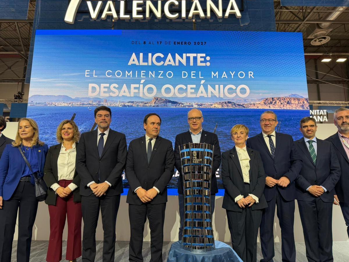 El alcalde, el presidente de la Generalitat, la consellera de Turismo y el presidente de la Diputación posan con el director de la Ocean Race tras la presentación en Fitur.
