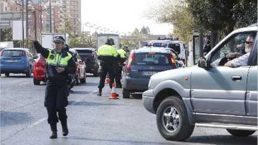 La policía local de Valencia en un control de velocidad en la avenida del Cid.