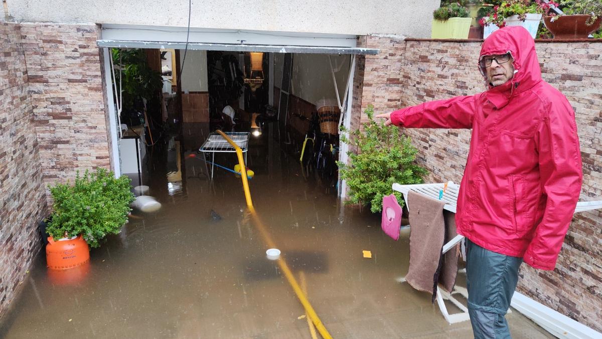 Un vecino ensaña su garaje inundado, en diciembre de 2022.