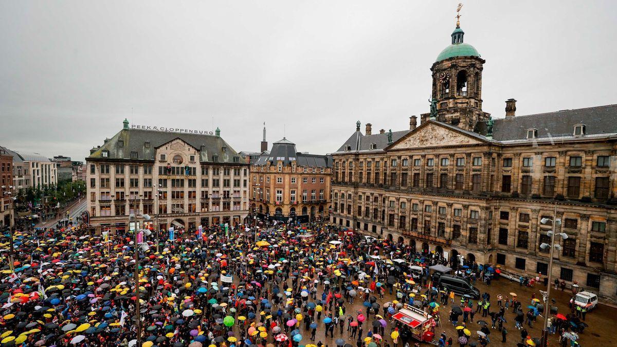 Manifestants contra les restriccions a Amsterdam