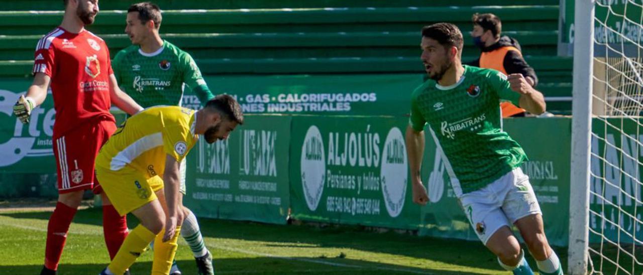 Jorge Barba (17) festeja el 3-2, ante la desesperación del meta Samuel.  | | CARLA GRAW