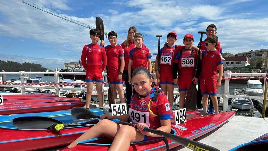 Navia rema a lo grande: la ría se convierte en una fiesta para el piragüismo asturiano