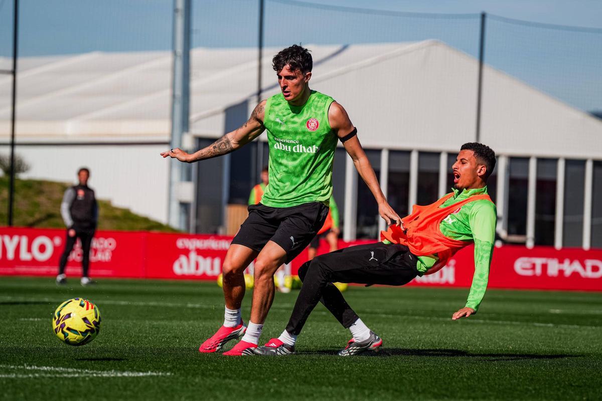 IFrancés i Ounahi lluiten per una pilota durant l'entrenament d'ahir al matí