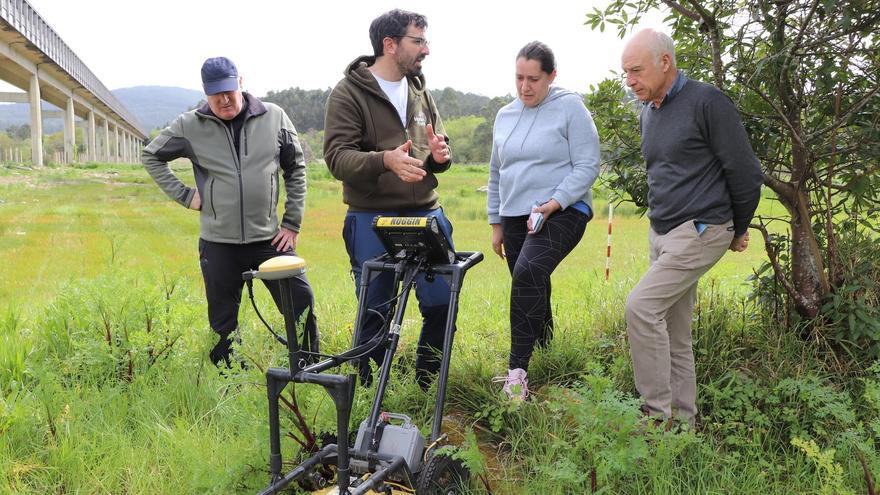 El alcalde, primero por la derecha, se interesó por los trabajos en las Torres.