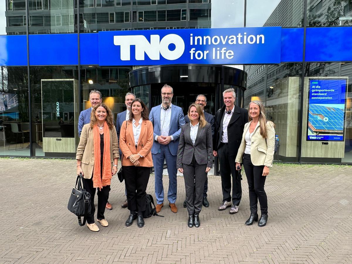 Carrasco, junto a los representantes de TNO y Tecnalia, este lunes en La Haya.