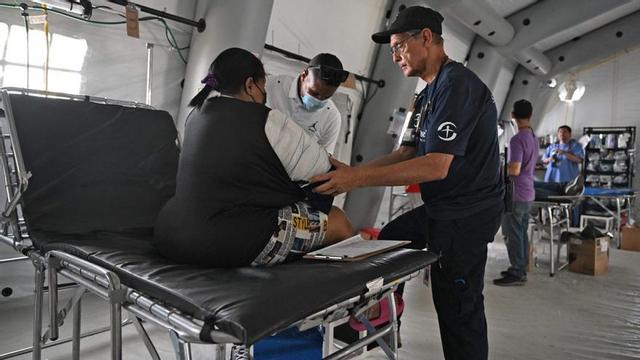 Assistència a una dona ferida al terratrèmol, ahir en un hospital de campanya. | RAÚL ARBOLEDA / AFP