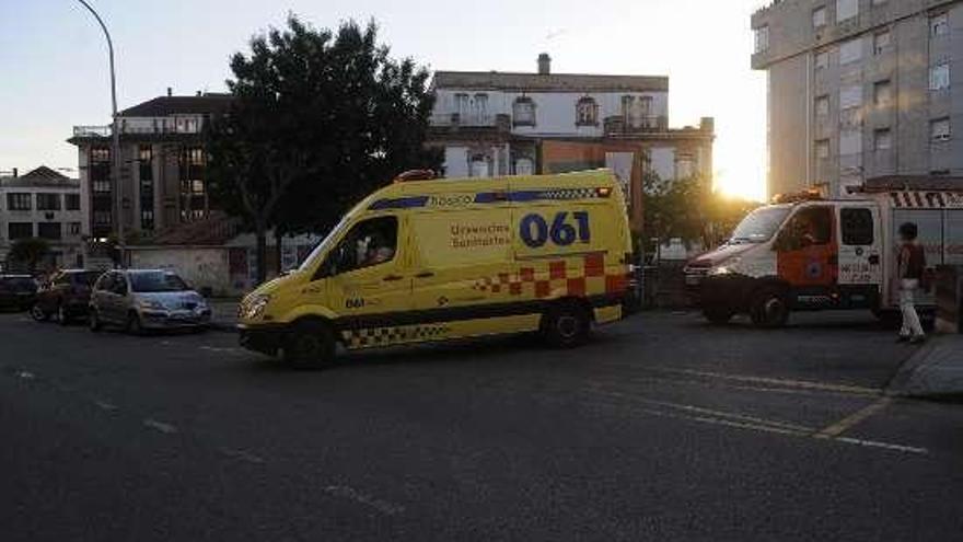 La ambulancia trasladó al herido al hospital. // Noé Parga
