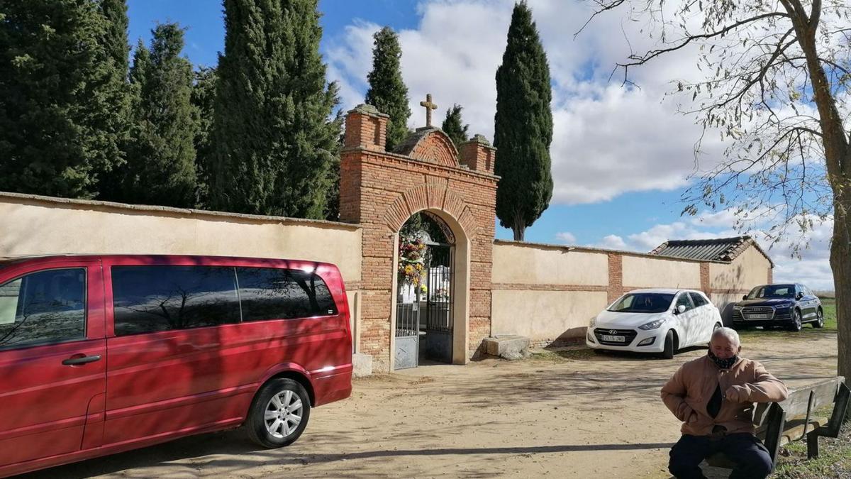 Acceso principal al cementerio del barrio de Tagarabuena gestionado por la parroquia de San Juan. | M. J. C.