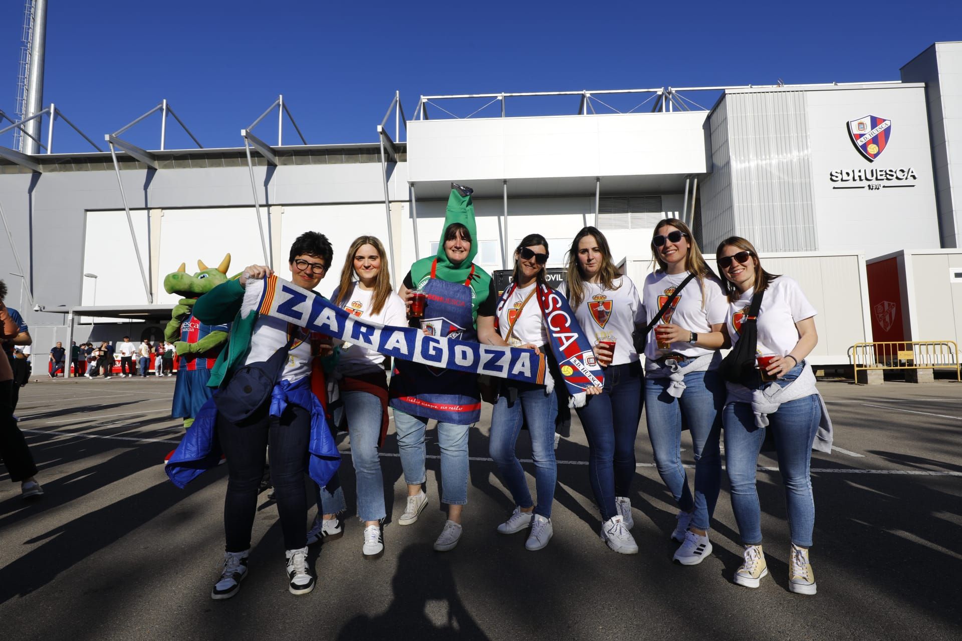 EN IMÁGENES | Gran ambiente previo al derbi aragonés a las puertas de El Alcoraz