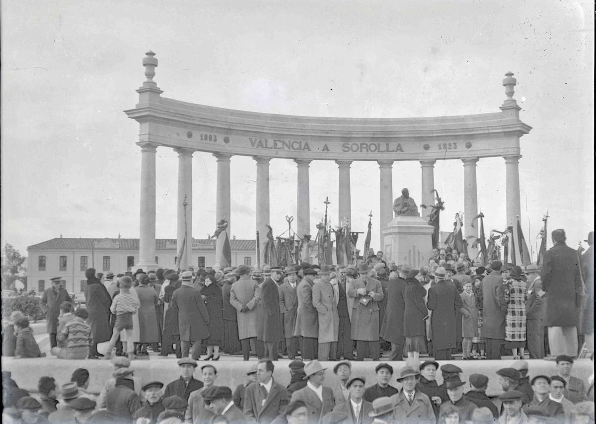 Foto histórica del monumento de Sorolla que había en la playa del Cabanyal