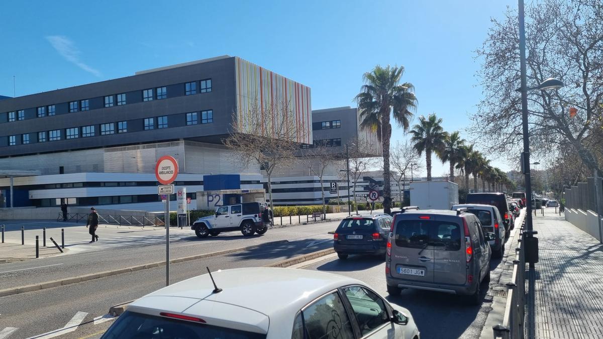 Colapso De Tráfico En La Calle Corona, De Acceso Al Hospital Can Misses, Por Un Accidente De Tráfico