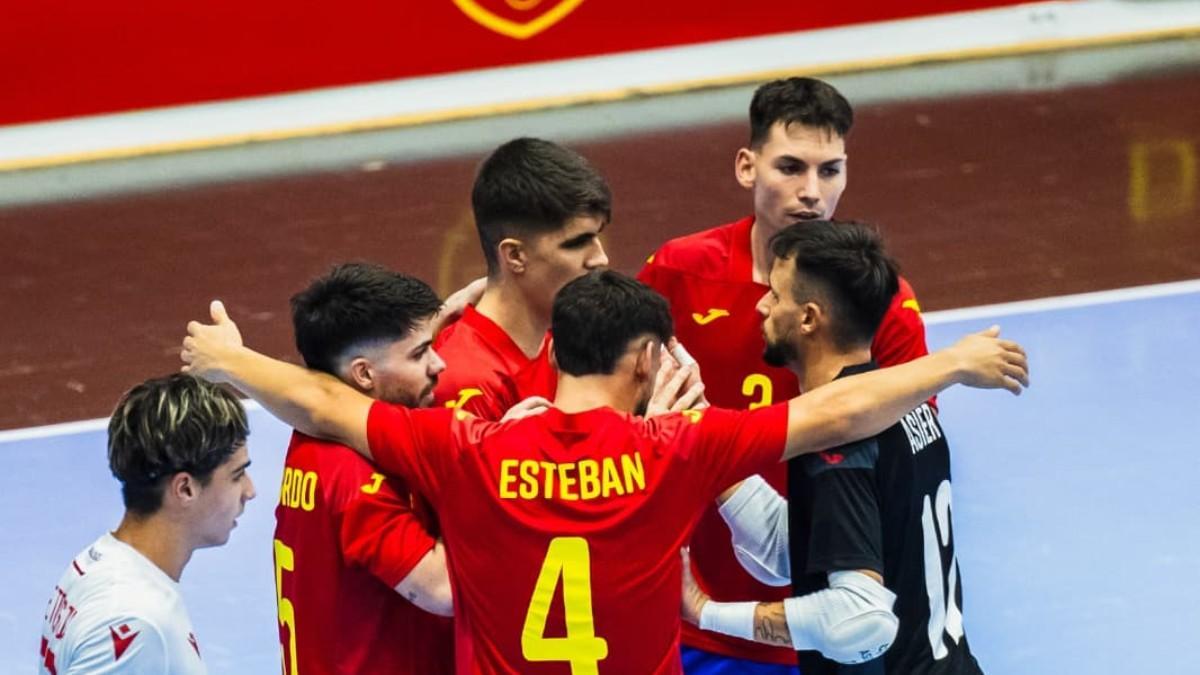 La Selección Española, celebrando su victoria