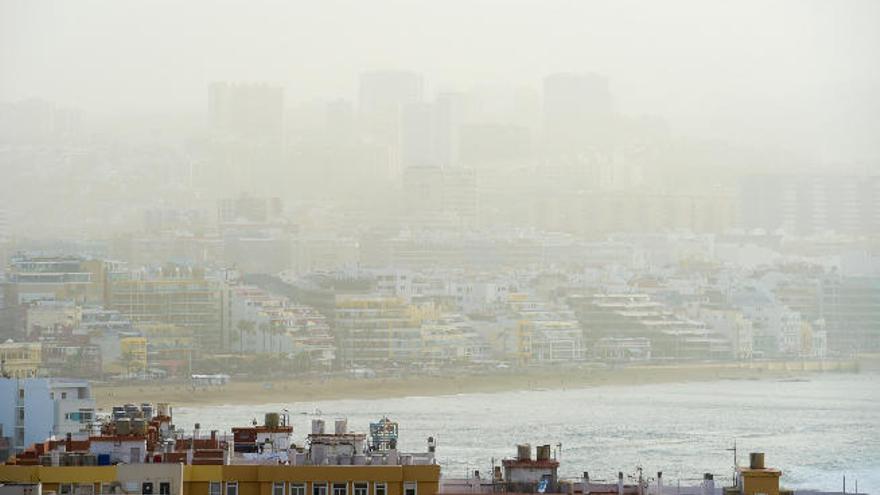 El Gobierno canario activa la prealerta por vientos y polvo en suspensión