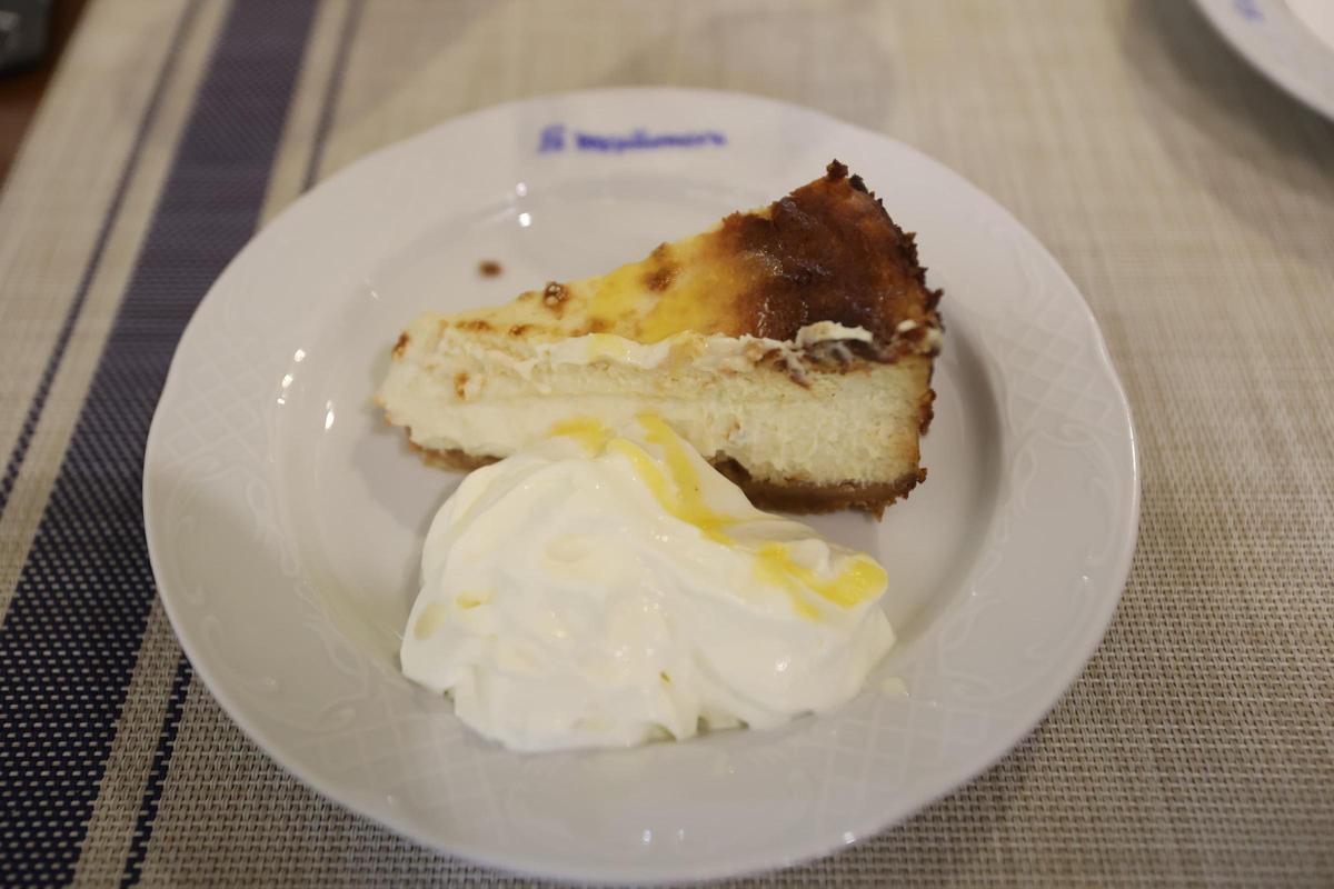 Tarta de queso horneada con coulis de níspero.