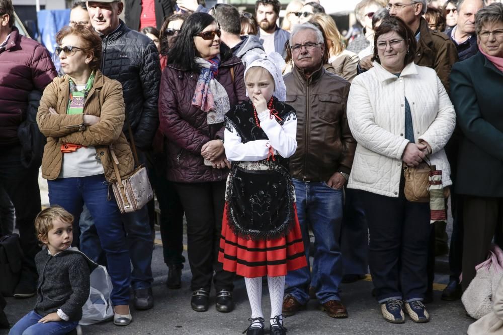 Desfile en Pola de Siero para celebrar los Güevos Pintos