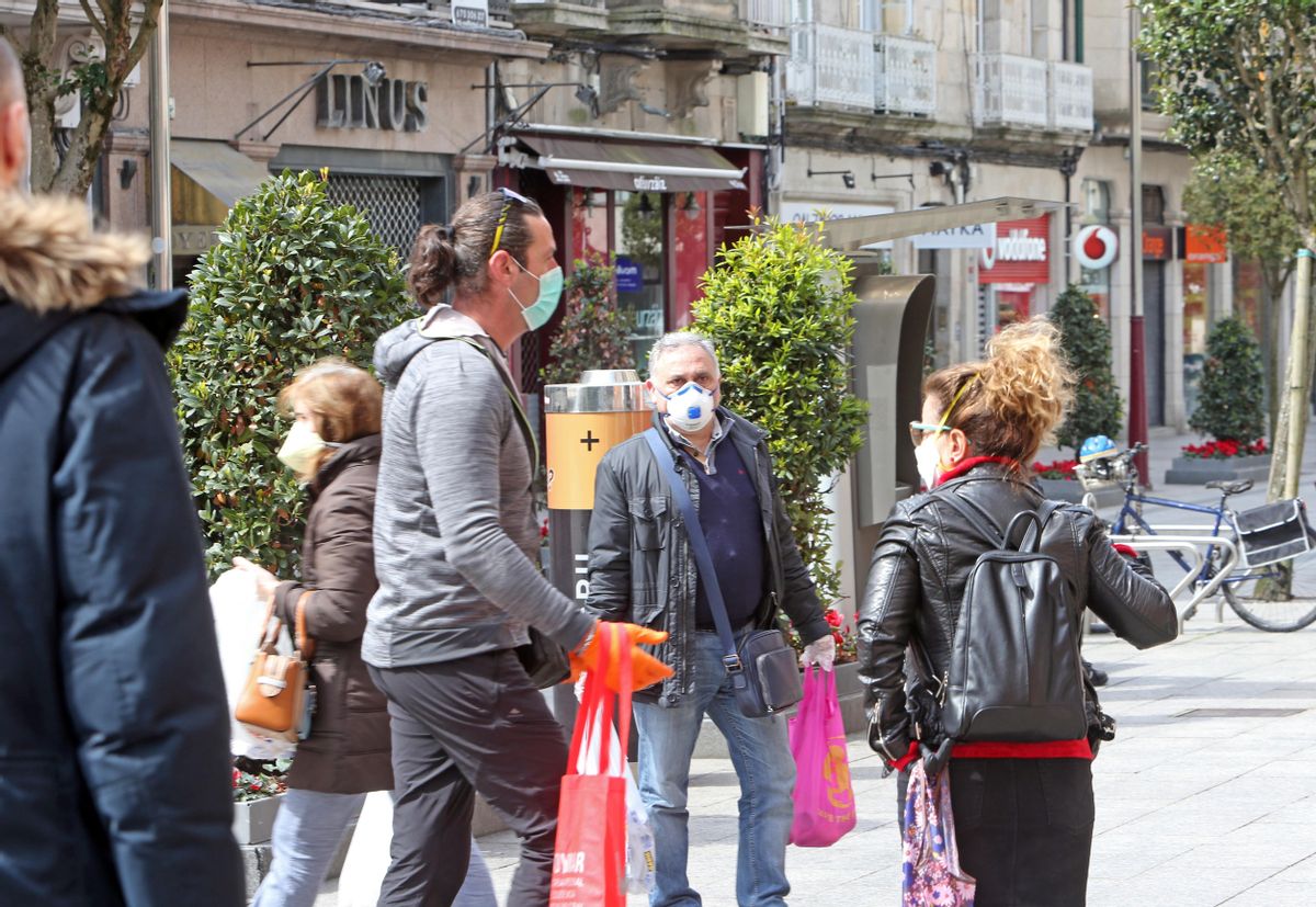 Ambiente de compras en la calle de Urzaiz, en el Calvario, Vigo.