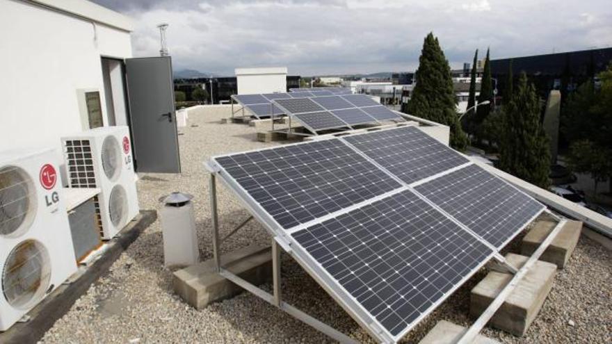 Placas solares fotovoltaicas montadas sobre un edificio del polígono de Son Castelló.