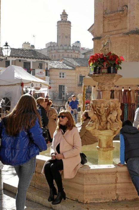 Auf dem traditionellen Markt im Pueblo Español (1. bis 10. 12.) geht es diesmal ausgesprochen musikalisch zu. Täglich sorgen Musikgruppen in dem Miniaturdorf für Weihnachtsstimmung. Die Stände sind bereits ab mittags geöffnet. Der Eintritt kostet 5 Euro, dafür gibt es aber auch einen Becher Glühwein.