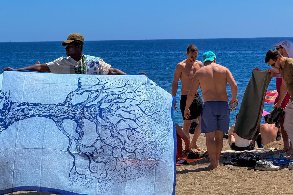 La playa de la Malagueta se llena de gente por el aumento de temperaturas este mes de abril La playa de la Malagueta se llena de gente por el aumento de temperaturas este mes de abril