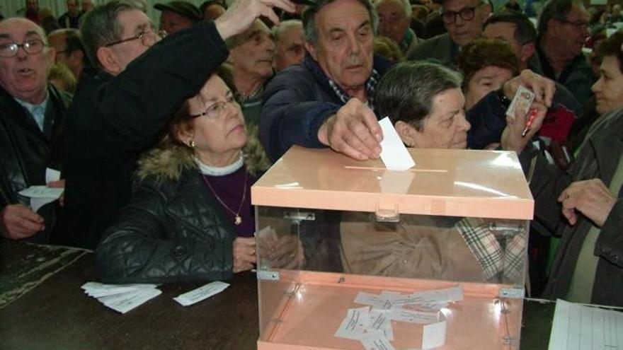 Socis de l&#039;antiga associació votant a l&#039;assemblea per a l&#039;escissió del 2010