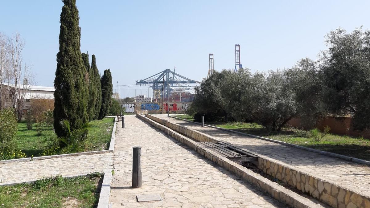 Detalle de las farolas serradas desde la base para robarlas, en la zona nueva de La Punta