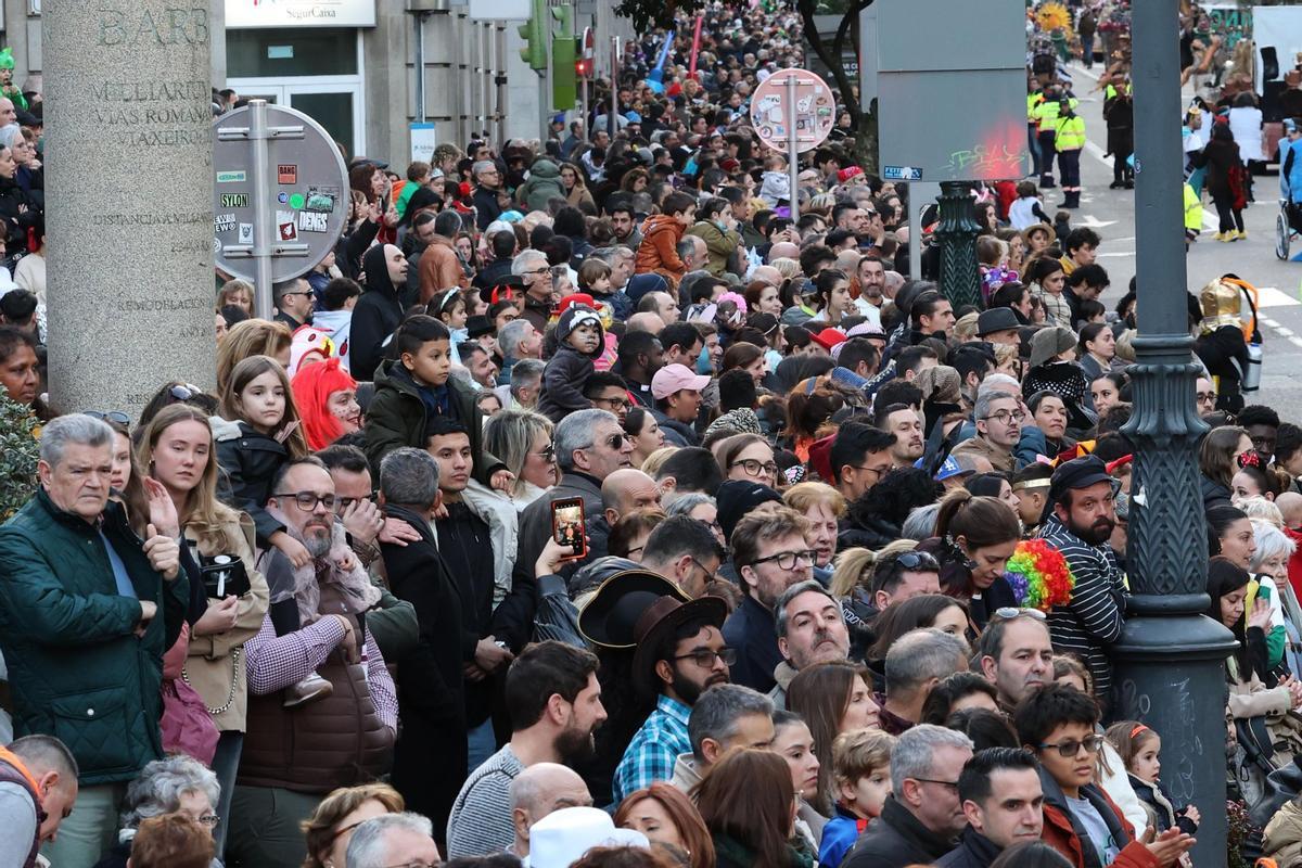 Vigo festeja su Entroido: el desfile de comparsas llena las calles