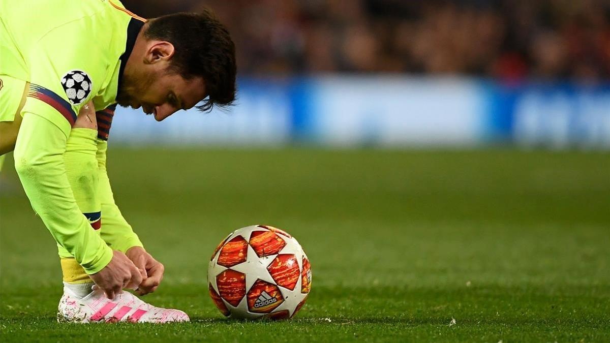 Messi se prepara para lanzar una falta en Old Trafford ante el United.